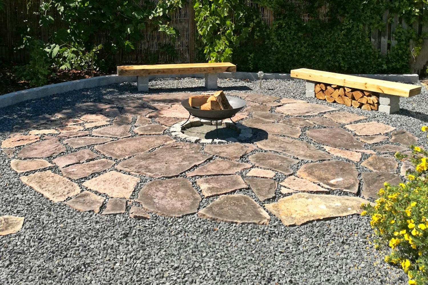 Terrass i natursten med eldstad Terrass i natursten med eldstad